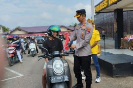 Polres Tabalong bagikan 17.845 bendera ke masyarakat