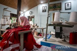 Permintaan umbul-umbul merah putih naik dua kali lipat jelang HUT Ke-80 RI