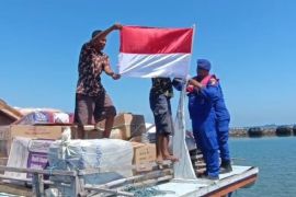 Polres Situbondo bagikan bendera bangkitkan rasa nasionalisme warga