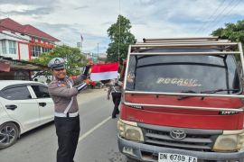 Polres Sigi bagikan 1.000 bendera Merah Putih di wilayah Dolo