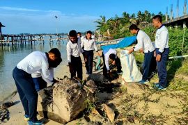 Forkopimda Natuna bersihkan sampah di sejumlah titik
