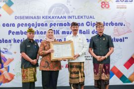 Kemenkumham Bali serahkan sertifikat merek Gotik kepada Pemkab Badung