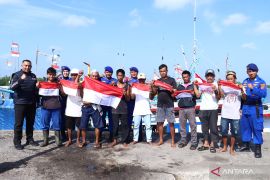 Satpolairud Polres Belitung bagikan bendera Merah Putih ke nelayan