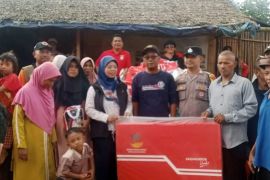 Relawan Tagana Lebak salurkan logistik korban pergerakan tanah.