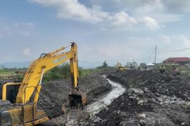 Pemkab Agam keruk sungai aliran Gunung Marapi antisipasi banjir lahar dingin