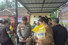 Ibu hamil dan lansia dapat bonus beras di gerakan pangan murah Polres Serang