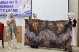 Disperin Kalsel latih UMKM terkait teknik warna Kain Sasirangan