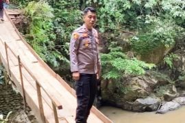 Dedikasi IPDA Antoni Hasibuan bangun jembatan darurat penghubung Lanai-Batang Kundur