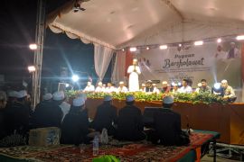 Pugaan Bersholawat dipimpin Ustadz Ali Busthomi