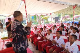 Gubernur NTT mengingatkan 100 anak manfaatkan kesempatan belajar di SR