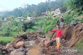 BPBD bersama petugas gabungan tuntaskan penanganan longsor di Cianjur