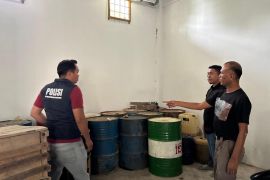 Kejari Bireuen tahan dua tersangka minyak oplosan