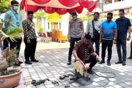 Kejari Bireuen musnahkan barang bukti senjata api beserta amunisi
