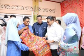 Menteri Ekraf kunjungi industri Sulaman di Pariaman