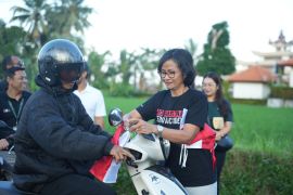 Bakesbangpol-KPU Badung bagikan bendera merah putih