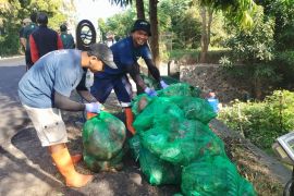 Pramuka Kwarcab Buleleng ikut bersihkan sampah untuk edukasi warga