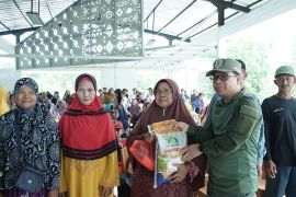 Pemda Sambas hadirkan pasar murah di batas negeri