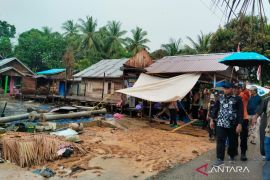 Percikan api sambar Pertalite picu kebakaran rumah di HST