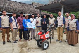 Petani Lereng Merbabu terima bantuan traktor tangan dan bibit kentang dari PLN