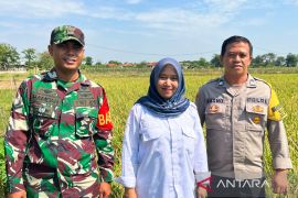 Polisi di Cengkuang Cirebon kawal kelancaran distribusi pupuk bersubsidi