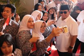 Sambut Prabowo di Singapura, diaspora Indonesia gaungkan HUT Ke-80 RI