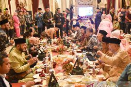 Wali Kota Padang Fadly Amran sambut tokoh dari puluhan negara serumpun dengan makan bajamba