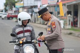 Kapolres Mukomuko turun langsung bagikan bendera merah putih