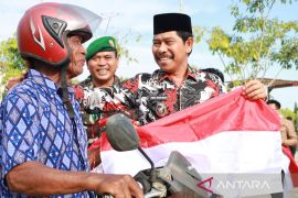 Penajam bagikan 1.500 bendera  kepada pengguna jalan semarakkan HUT RI