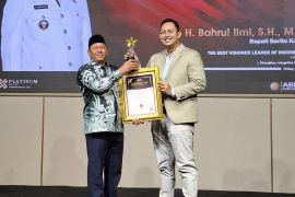 Bupati Batola terima penghargaan Visioner Leader Award 2025