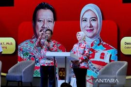 Udin-Dessy kenakan batik lokal saat debat publik pertama, tonjolkan hasil kerajinan pelaku UMKM