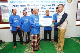 PLN dan YBM salurkan bantuan alat dan bibit pertanian