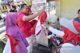 Pemkot Pariaman bagikan tiga ribu bendera Merah Putih kepada warga