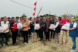 Kadin bantu ratusan warga-petani ikan terdampak banjir di Ciseeng