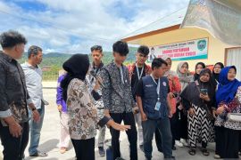 Mahasiswa KKN Unand latih warga Durian Tinggi, Pasaman pembuatan pupuk organik cair