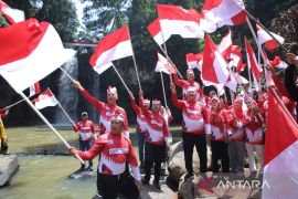 Pemkab Asahan Kibarkan 80 Meter dan 500 Bendera Merah Putih di Air Terjun Simonang-Monang