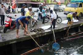 Aksi gotong - royong di Kecamatan Pontianak Kota