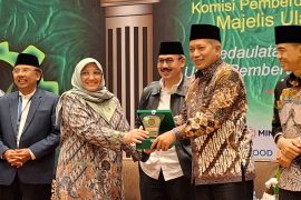 Wamenkop Ferry Juliantono terima penghargaantokoh perubahan ekonomi Indonesia dari MUI