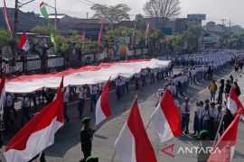 Pelajar Temanggung bentangkan bendera Merah Putih ukuran raksasa