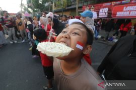 Asal usul dan makna lomba makan kerupuk dalam peringatan 17 Agustus