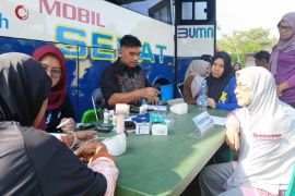 Ratusan warga Teluk Rubiah berobat gratis di Mobil Sehat PT Timah