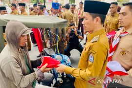 Pemkab Aceh Barat bagikan 3.500 lembar bendera merah putih untuk warganya