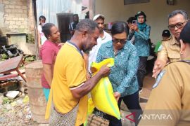 Tim Penggerak PKK salurkan bantuan kepada korban longsor di  Kota Sorong