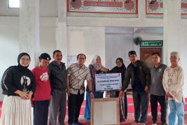 Dukung pembangunan Masjid Nurul Islam Kota Solok, BPJS Kesehatan cabang Solok donasikan granit