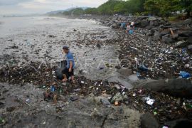 Sampah bertumpuk di Pantai Muaro Lasak Page 2 Small