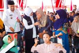 Khofifah salurkan bansos dan bagikan bendera untuk warga Sampang