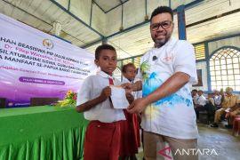 104 pelajar SD-SMP di Distrik Roon Wondama terima beasiswa Indonesia Pintar