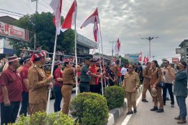 Pemkot Singkawang dan Ormas memasang 10 ribu bendera merah putih