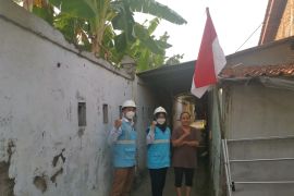 PLN ingatkan warga jarak aman memasang bendera dan umbul-umbul dari jaringan