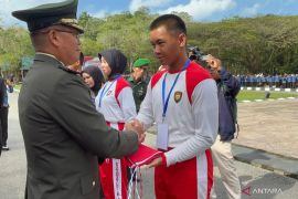 Pemprov bagikan 10 ribu Bendera Merah Putih di  Sultra