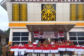 Bupati dan Ketua DPRD Sekadau bagikan Bendera Merah Putih ke warga